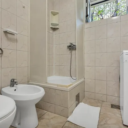 Jakov Apartman *